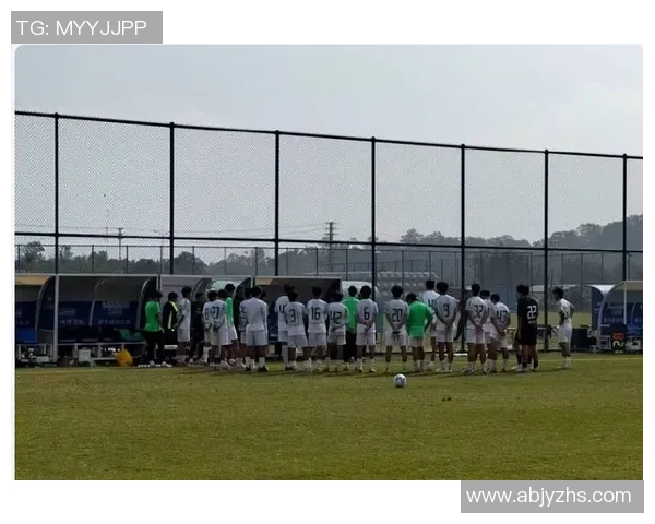 日本足球明星回国探亲期间与中国球迷亲密互动分享足球梦想