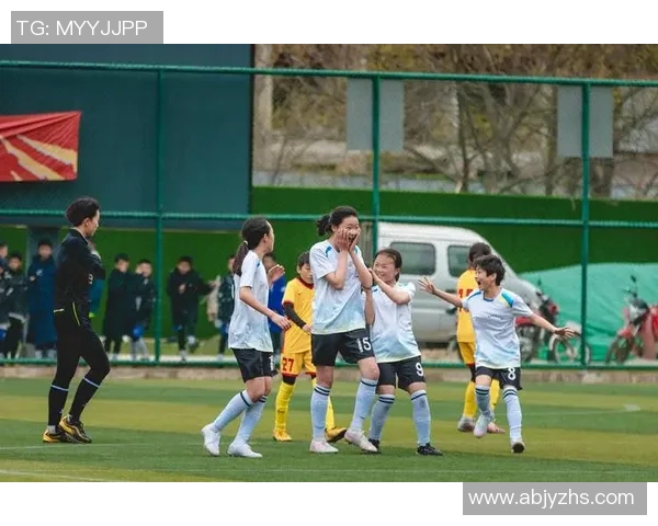 曹格足球明星粉丝热情高涨共同见证偶像在绿茵场上的精彩表现 曹格足球明星粉丝热情高涨共同见证偶像在绿茵场上的精彩表现